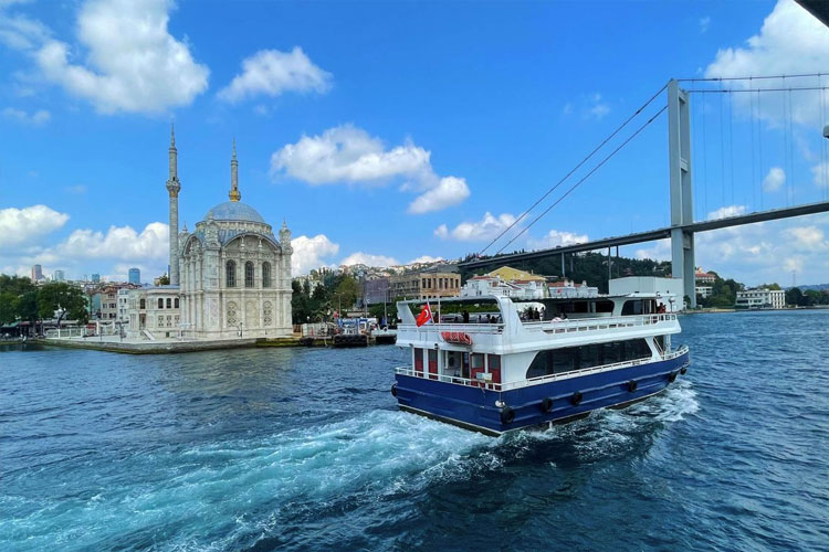 کشتی سواری در بسفر یکی از جاذبه های گردشگری استانبول