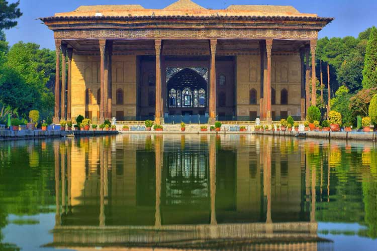 کاخ چهلستون از جاذبه های گردشگری اصفهان