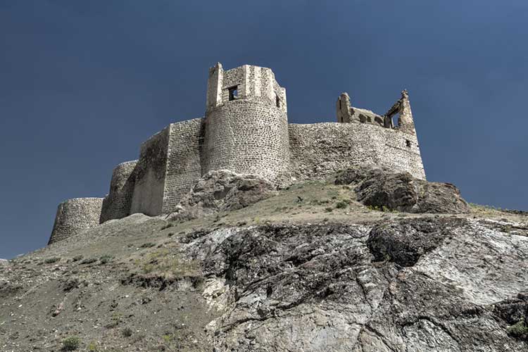 قلعه هوشاپ از جاذبه های گردشگری وان