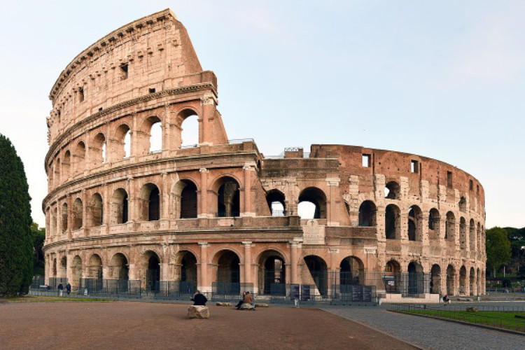 کولوسئوم (Colosseum) یکی از جاذبه های گردشگری ایتالیا