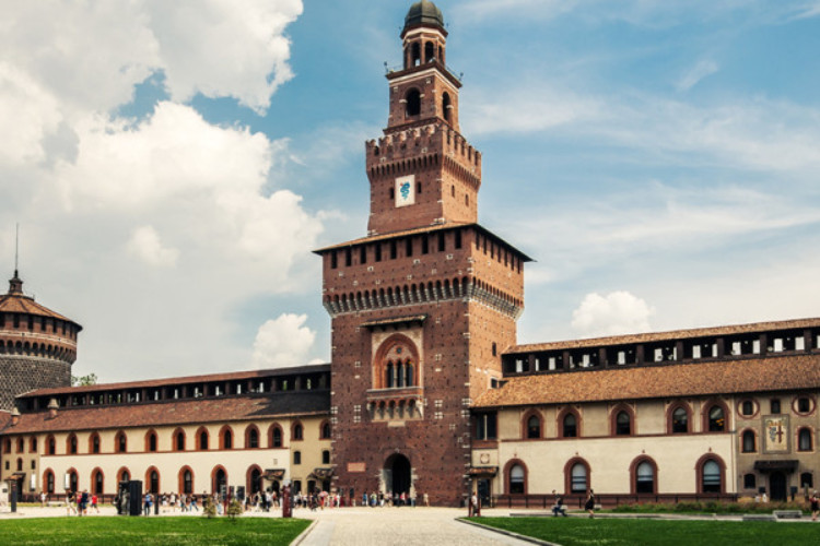 قلعه سفورزا (Sforzesco Castle) یکی از جاذبه های گردشگری ایتالیا