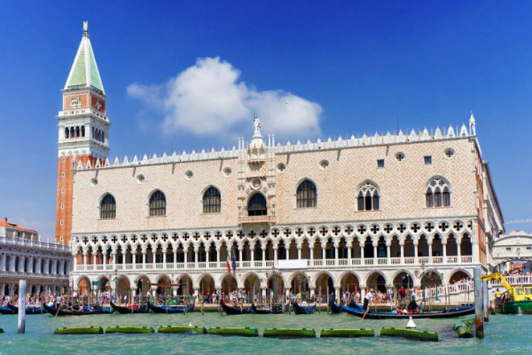 قصر دوک (Doge's Palace) یکی از جاذبه های گردشگری ایتالیا